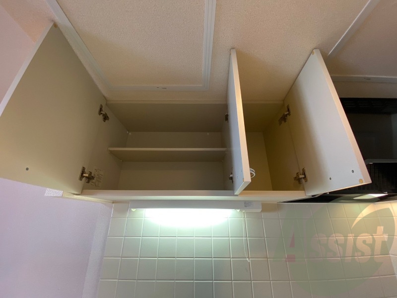 キッチン上部の棚に台所用品や食器などを入れることができます。 キッチン上部の棚に台所用品や食器などを入れることができます。