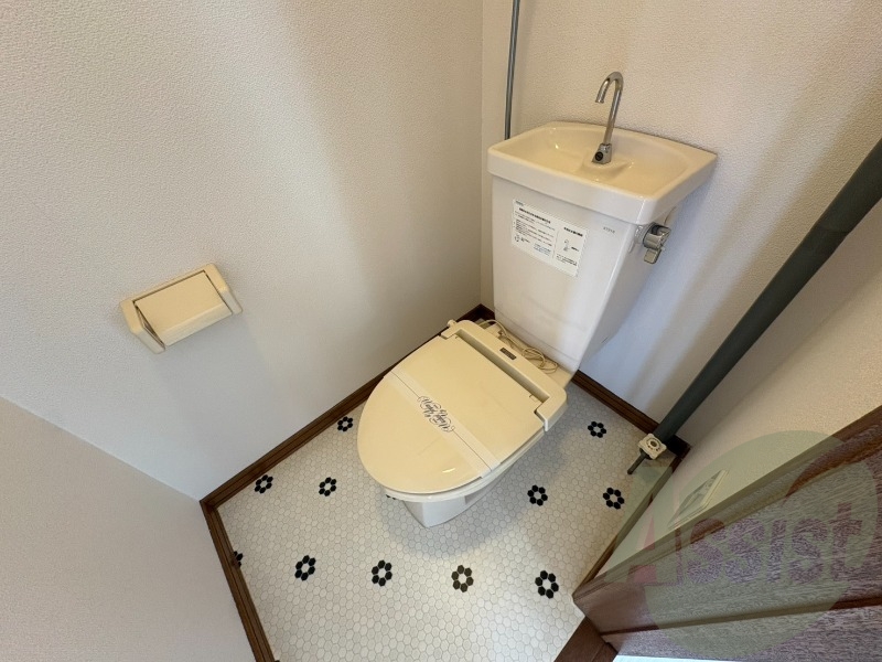 こちらはトイレです。清潔感があり、安心して使用できます。 こちらはトイレです。清潔感があり、安心して使用できます。