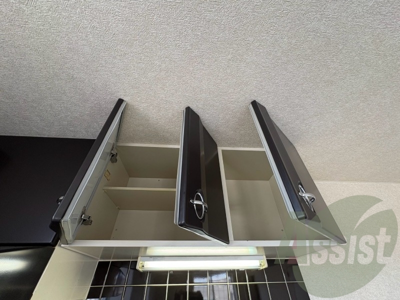 キッチン上部の棚に台所用品や食器などを入れることができます。 キッチン上部の棚に台所用品や食器などを入れることができます。