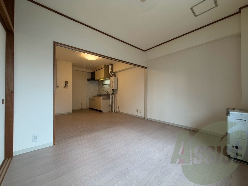 こちらのお部屋は光が差し込む、温かみのあるお部屋です。 こちらのお部屋は光が差し込む、温かみのあるお部屋です。