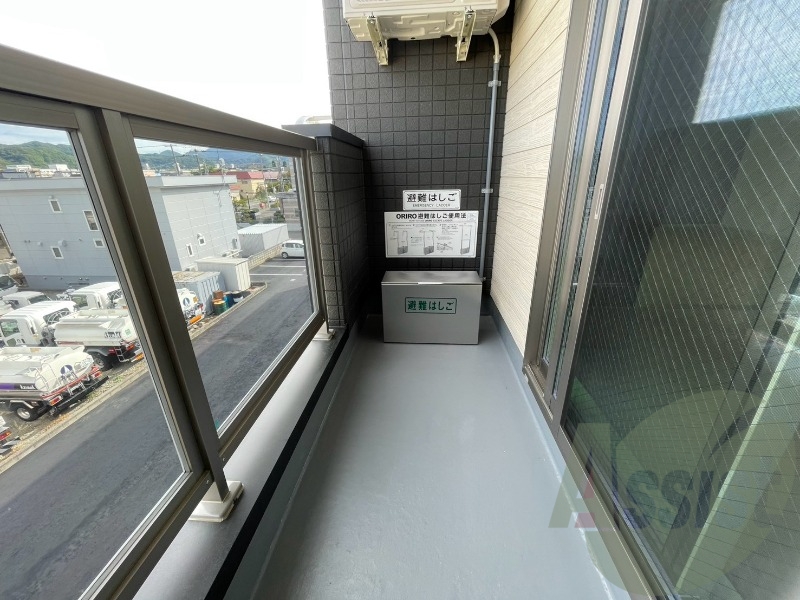 バルコニーです。洗濯物を干したり一息ついたりできますね! バルコニーです。洗濯物を干したり一息ついたりできますね!