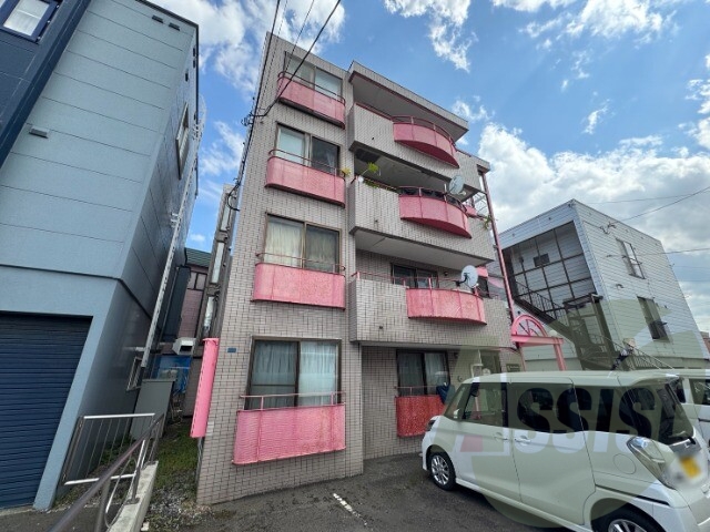 ローヤルハイツ新川の外観