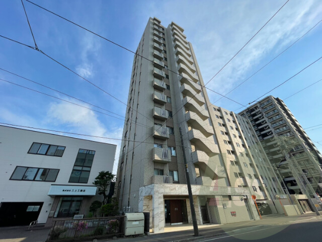 じょうてつアイム山鼻市電通フィエルテの外観