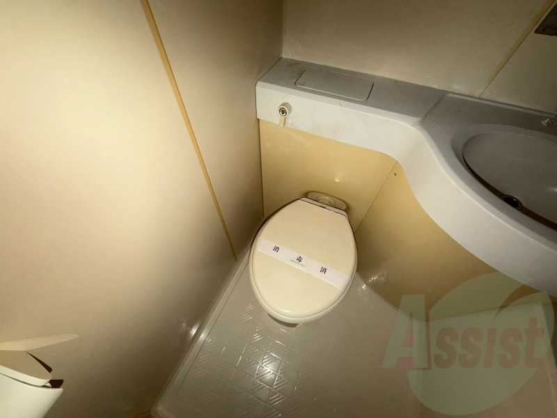 ユニットバス内のトイレです。一人暮らしなら十分ですね。 ユニットバス内のトイレです。一人暮らしなら十分ですね。