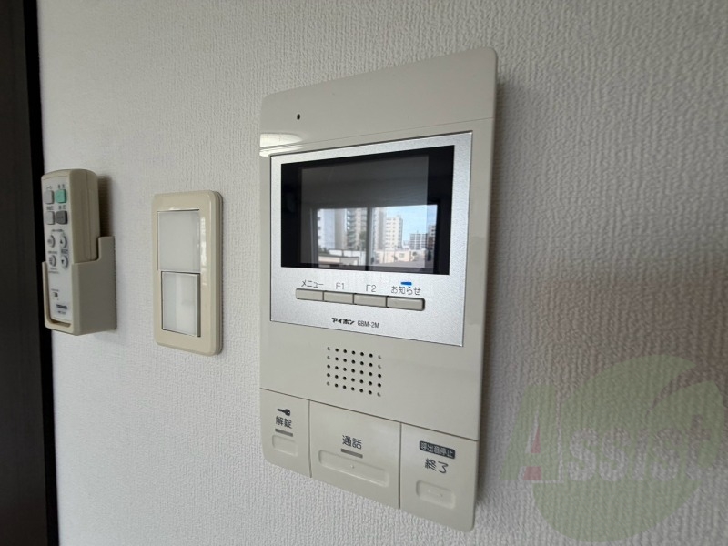 TVモニター付インターホンです。来客者の顔が見えるので安心! TVモニター付インターホンです。来客者の顔が見えるので安心!