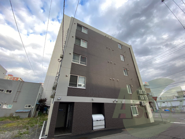 阿部亮財団ビルの外観