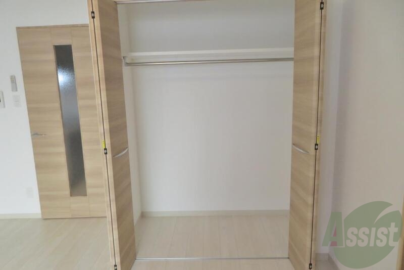 収納の中身はこちらです。コートも掛けられます。 収納の中身はこちらです。コートも掛けられます。