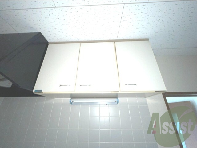 キッチンの上の収納です。器具を収納できますね。 キッチンの上の収納です。器具を収納できますね。