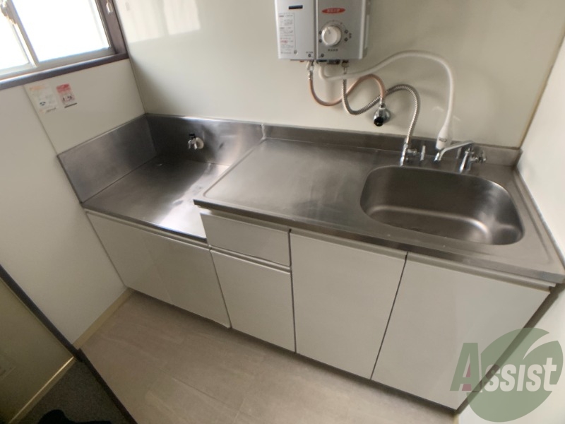 広めのキッチンです。コンロを設置して使用してください。 広めのキッチンです。コンロを設置して使用してください。