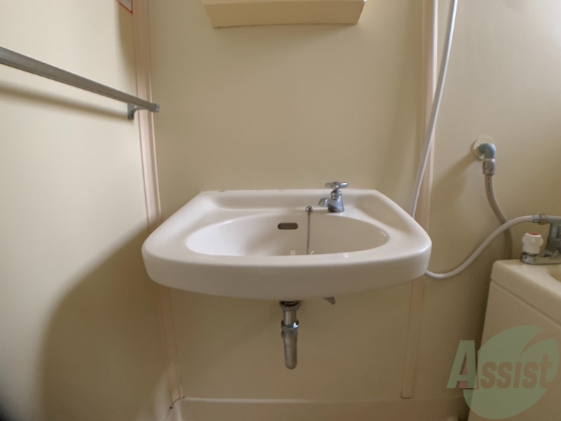 洗面台はバスルームの横に付いていました。 洗面台はバスルームの横に付いていました。