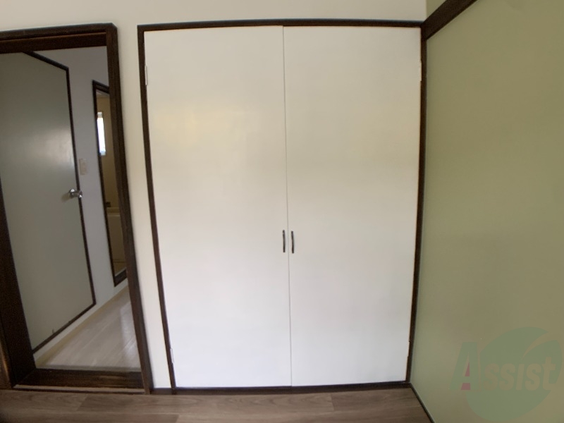 こちらは収納です。中はどうなっているのでしょう。 こちらは収納です。中はどうなっているのでしょう。