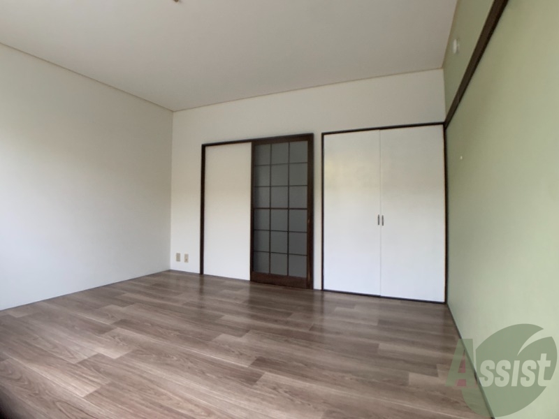 別角度からのリビングです。光が入ってくるのがわかります。 別角度からのリビングです。光が入ってくるのがわかります。