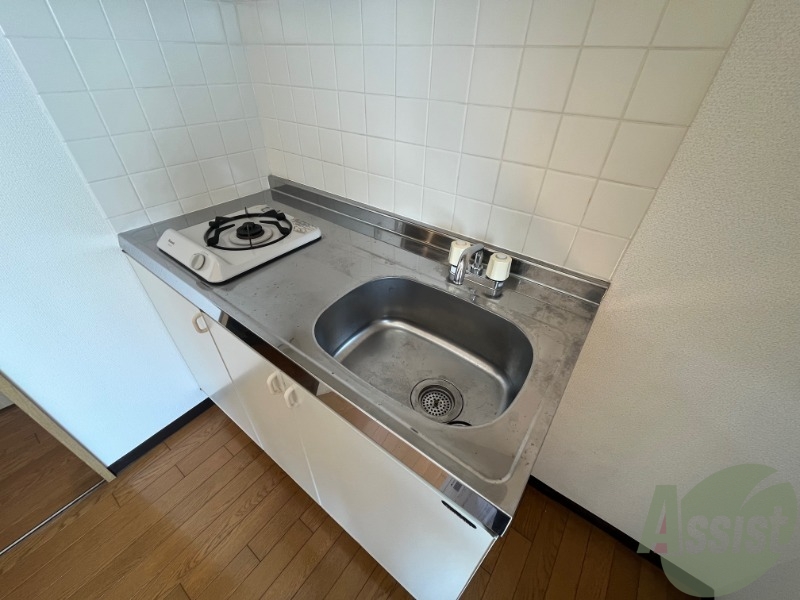 1口ガスコンロも設置されていて、調理スペースも広いですね。 1口ガスコンロも設置されていて、調理スペースも広いですね。