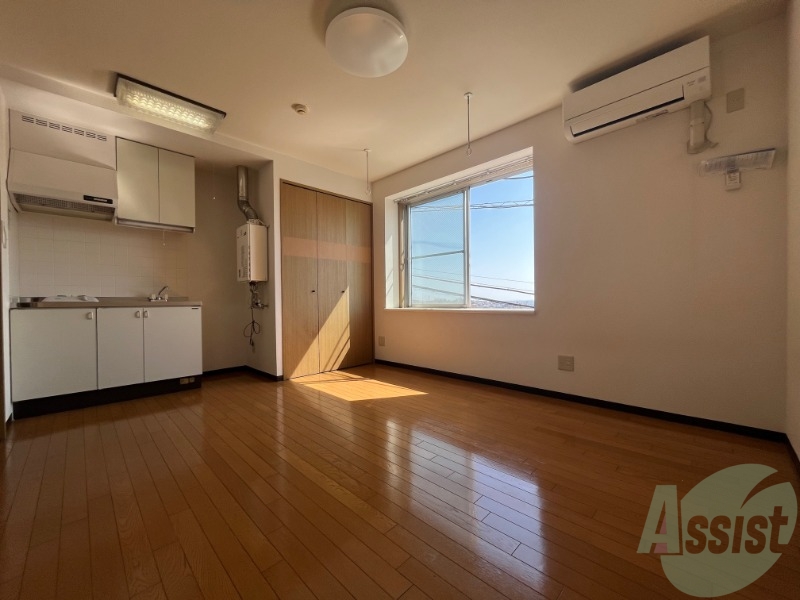 洋室の別角度の写真です。内装はこんな感じです! 洋室の別角度の写真です。内装はこんな感じです!