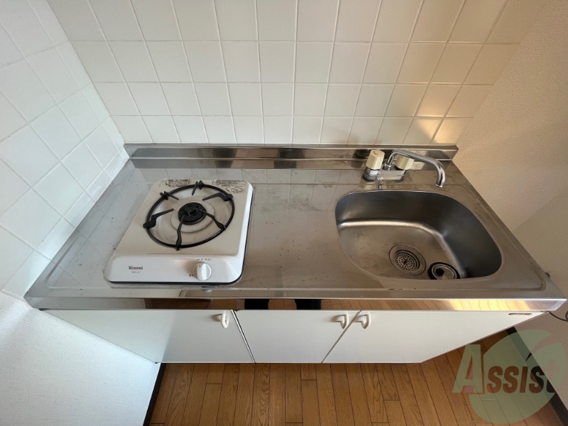 1口ガスコンロが設置され、調理スペースもありますね。 1口ガスコンロが設置され、調理スペースもありますね。