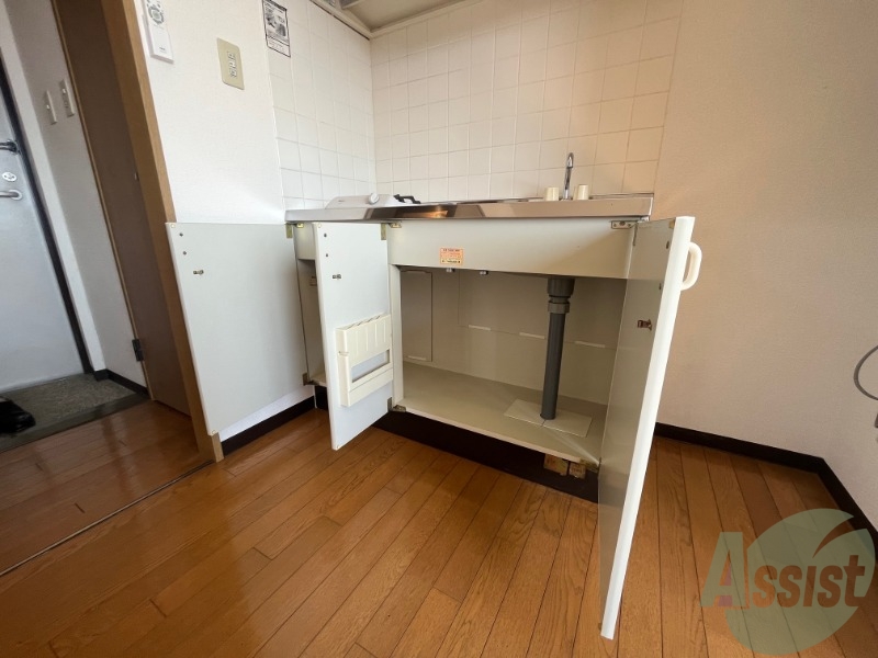 下部収納スペースもあるので、様々な物を収納出来そうですね。 下部収納スペースもあるので、様々な物を収納出来そうですね。