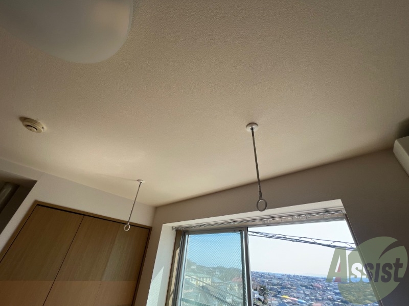 雨の日はこちらに物干しをかけて洗濯物を干せますね。 雨の日はこちらに物干しをかけて洗濯物を干せますね。