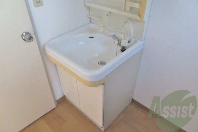 洗面はこちらでお願い致します。独立していて朝の準備もバッチリ 洗面はこちらでお願い致します。独立していて朝の準備もバッチリ