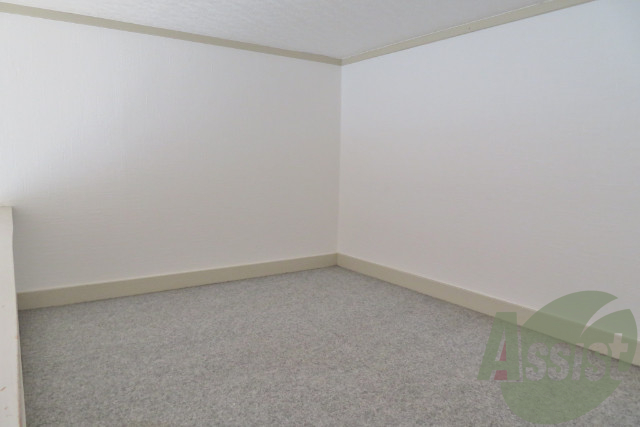 ロフトの上はカーペットになります。寝れそうな広さです。 ロフトの上はカーペットになります。寝れそうな広さです。