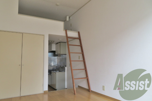 ロフトの階段もこんな感じで付いてますよ~。 ロフトの階段もこんな感じで付いてますよ~。