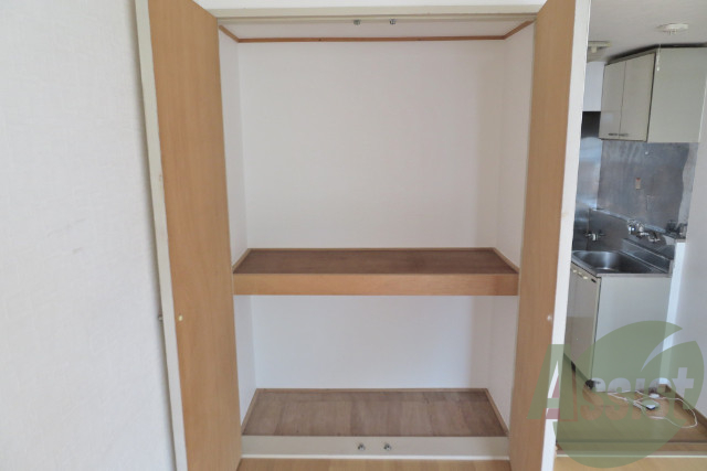 気になる収納の中身はこうです。奥行がありますね。 気になる収納の中身はこうです。奥行がありますね。