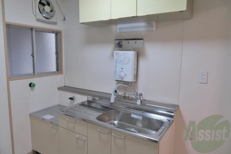 キッチンはキレイ目なものがついてます。スペースも広ーい。 キッチンはキレイ目なものがついてます。スペースも広ーい。