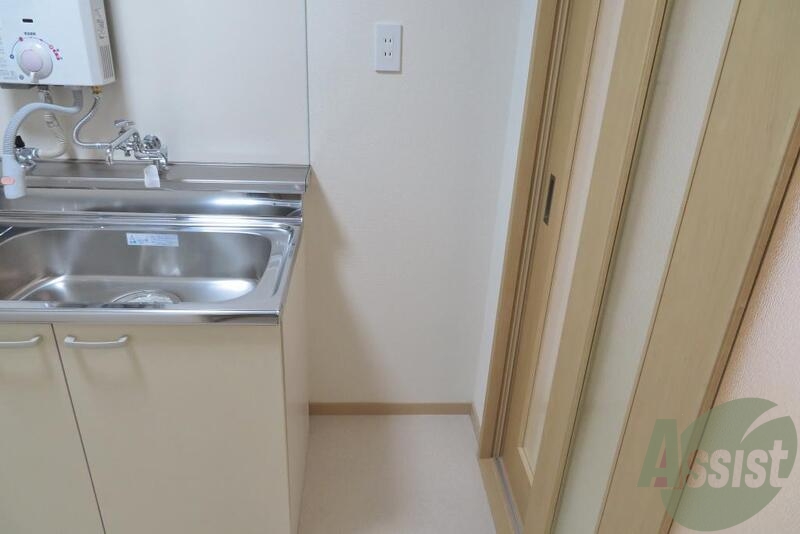 ここが冷蔵庫置場です。さっきもその話をしたんですよねー。 ここが冷蔵庫置場です。さっきもその話をしたんですよねー。