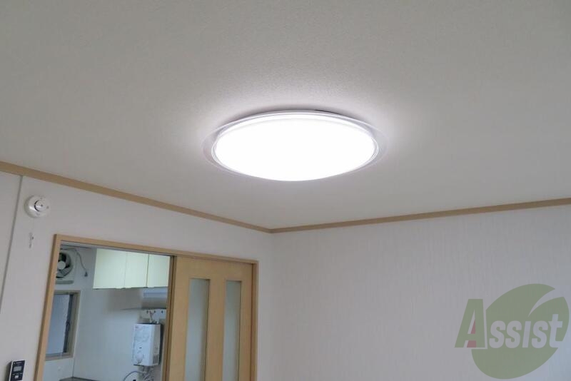 電気もあかるいです。新しい電気を買う必要はありませんね。 電気もあかるいです。新しい電気を買う必要はありませんね。