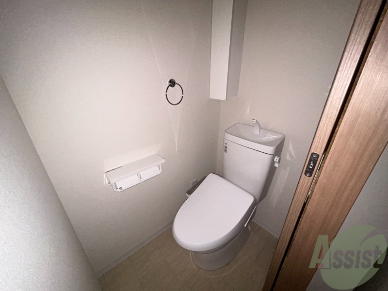 トイレは温水洗浄便座となっており、使い勝手が良いです。 トイレは温水洗浄便座となっており、使い勝手が良いです。