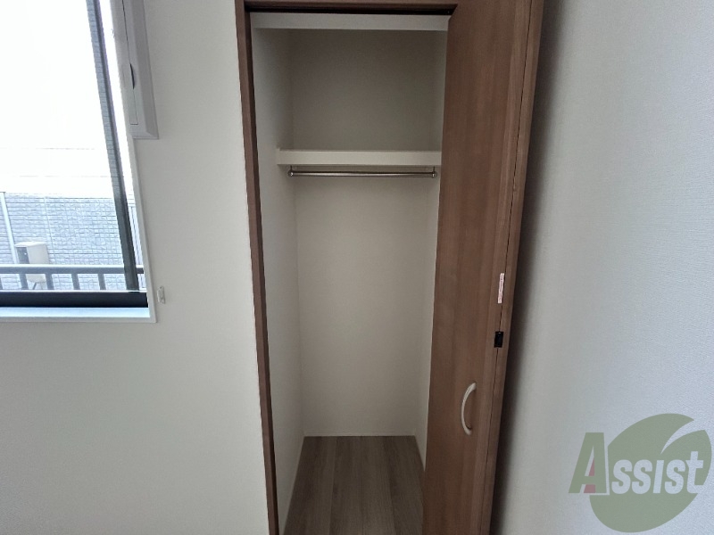 収納の中はこんな感じです。奥行のあるクローゼットです。 収納の中はこんな感じです。奥行のあるクローゼットです。