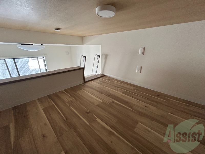 ロフトの別角度です。高さはあり、照明も付いています。 ロフトの別角度です。高さはあり、照明も付いています。