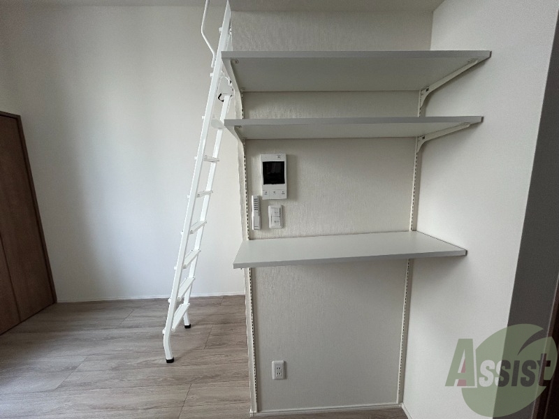 キッチン背後に棚があり、食器や家電を置くことが出来ます。 キッチン背後に棚があり、食器や家電を置くことが出来ます。