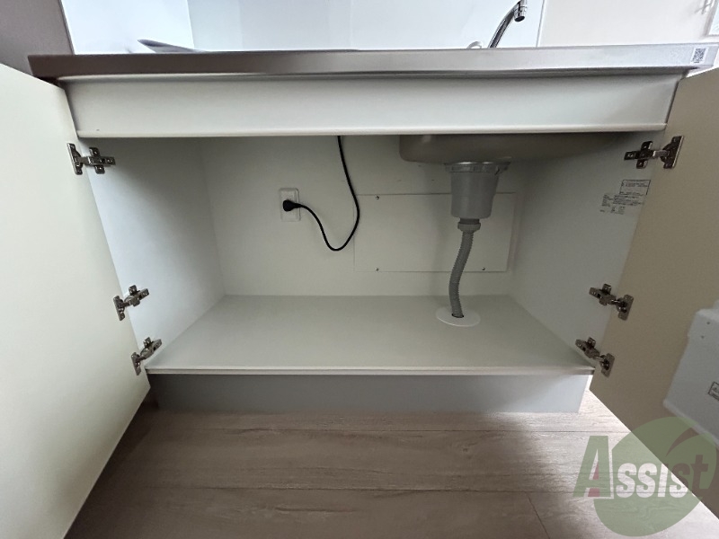 キッチン下部の収納です。調理用具がたくさん入りますね。 キッチン下部の収納です。調理用具がたくさん入りますね。