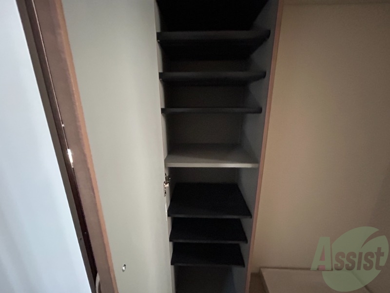 靴箱は段数が多く、たくさん靴をしまう事ができます。 靴箱は段数が多く、たくさん靴をしまう事ができます。