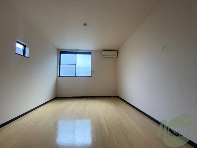 9.7帖の1Rです。窓があるので光が入ってきて明るいですね 9.7帖の1Rです。窓があるので光が入ってきて明るいですね