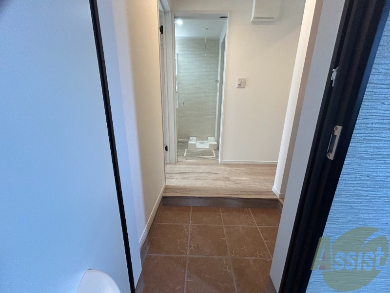 玄関です。ステップが小さいのでつまづく心配はなさそうですね。 玄関です。ステップが小さいのでつまづく心配はなさそうですね。