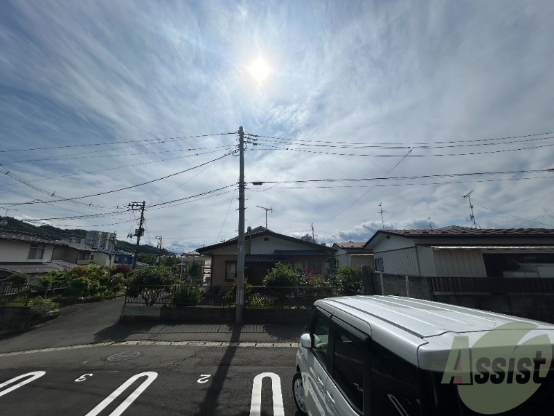 外の様子はこんな感じです。正面に棟が無く日当たり良好です。 外の様子はこんな感じです。正面に棟が無く日当たり良好です。