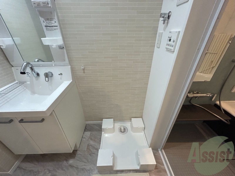 洗濯機置き場はこちらです。洗濯後すぐに乾燥にかけられますね。 洗濯機置き場はこちらです。洗濯後すぐに乾燥にかけられますね。