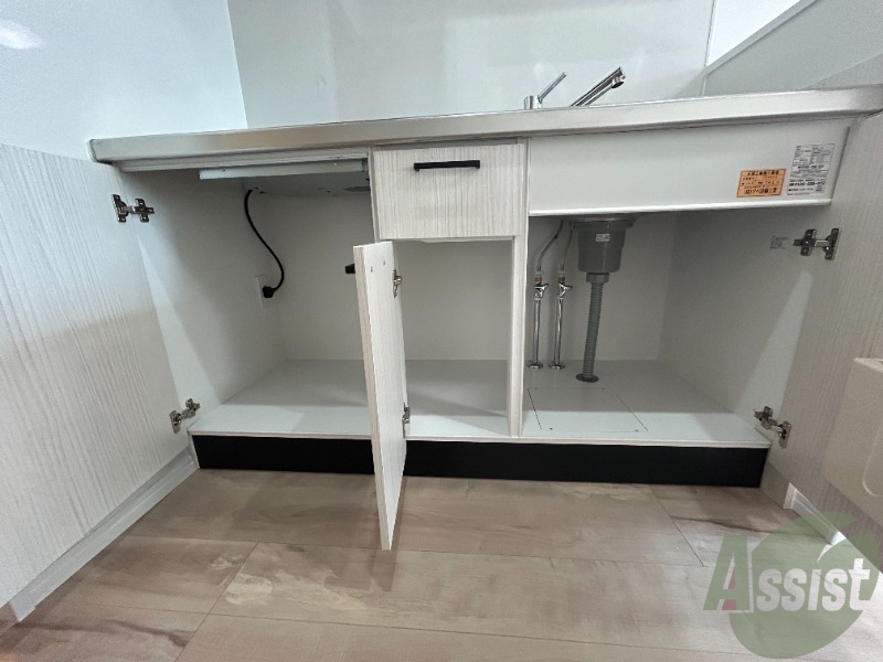 キッチン下部の収納です。たくさん調理器具が入りますね。 キッチン下部の収納です。たくさん調理器具が入りますね。