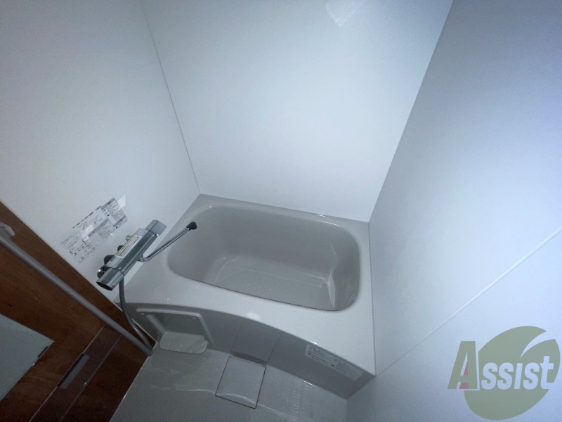 浴室はシンプル。一人暮らしにはちょうど良いサイズですね。 浴室はシンプル。一人暮らしにはちょうど良いサイズですね。