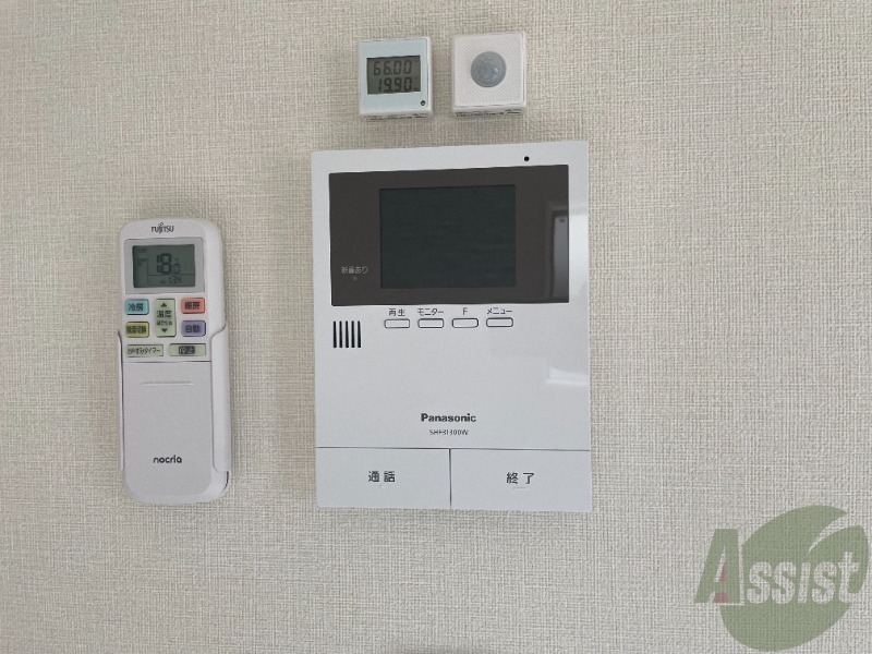 インターホンはモニタ―付き。来客があった時に安心ですね。 インターホンはモニタ―付き。来客があった時に安心ですね。