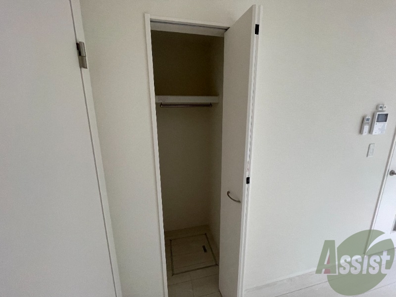 クローゼットを開けてみました。奥行きがあり広めですね。 クローゼットを開けてみました。奥行きがあり広めですね。