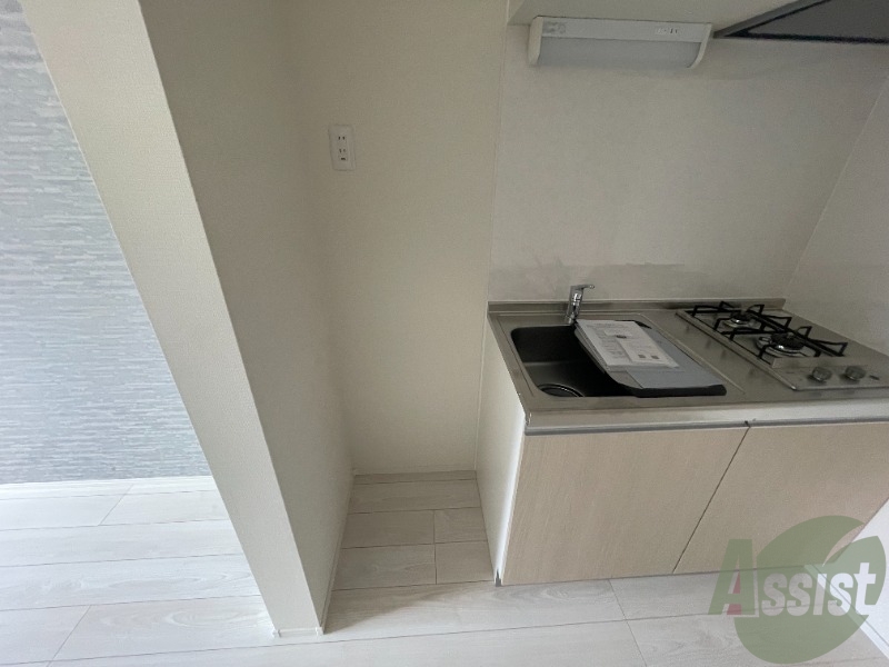 冷蔵庫を置くスペースはキッチンのすぐ隣にあります。 冷蔵庫を置くスペースはキッチンのすぐ隣にあります。