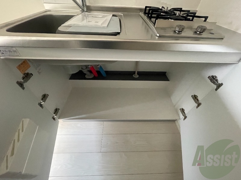 キッチン下部の収納には食器や鍋を入れましょう。 キッチン下部の収納には食器や鍋を入れましょう。