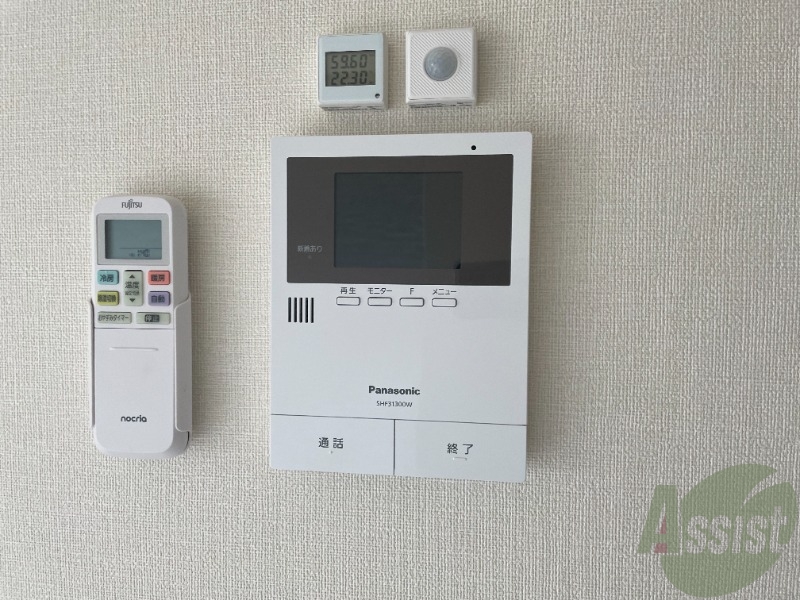 インターホンはモニタ―付き。来客があった時に安心ですね。 インターホンはモニタ―付き。来客があった時に安心ですね。