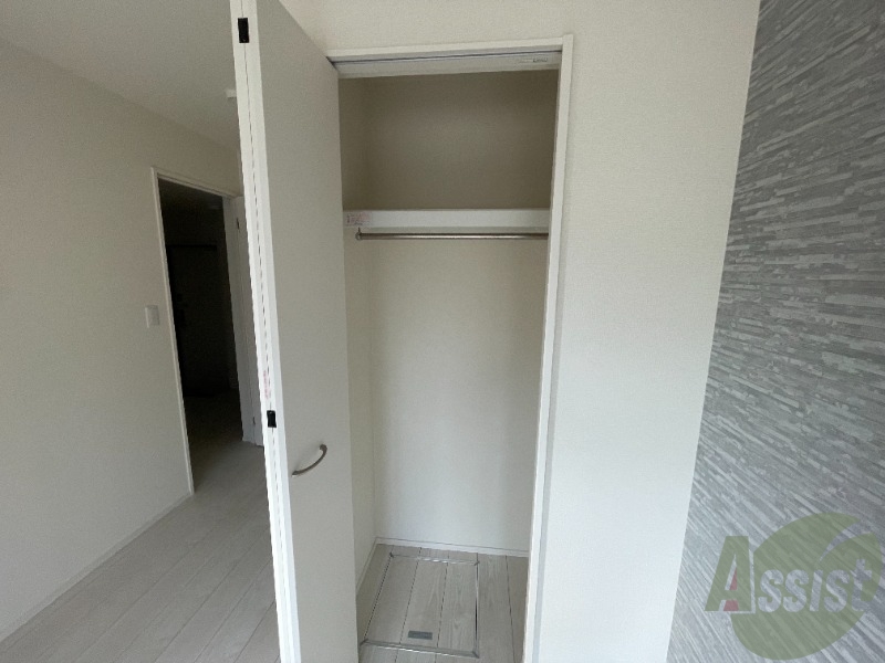 クローゼットを開けてみました。奥行きがあり広めですね。 クローゼットを開けてみました。奥行きがあり広めですね。