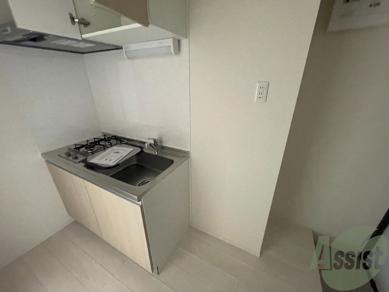 冷蔵庫を置くスペースはキッチンのすぐ隣にあります。 冷蔵庫を置くスペースはキッチンのすぐ隣にあります。