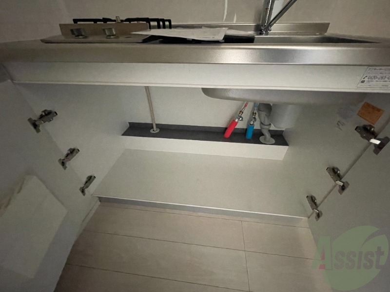 キッチン下部の収納には食器や鍋を入れましょう。 キッチン下部の収納には食器や鍋を入れましょう。