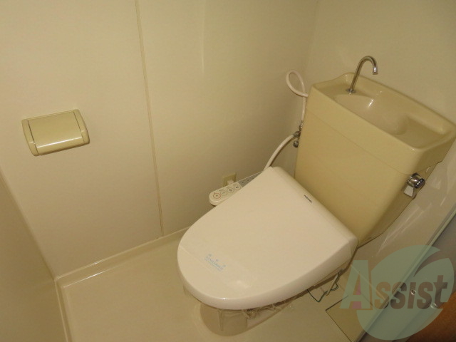 ウォシュレット機能がついたトイレです。安心して使用できますね ウォシュレット機能がついたトイレです。安心して使用できますね