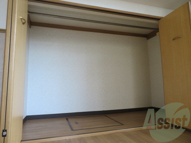 クローゼットを開けてみました。奥行きがありますね。 クローゼットを開けてみました。奥行きがありますね。